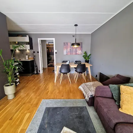 Sentral I Stille Omrade, Ledig I November Apartment *